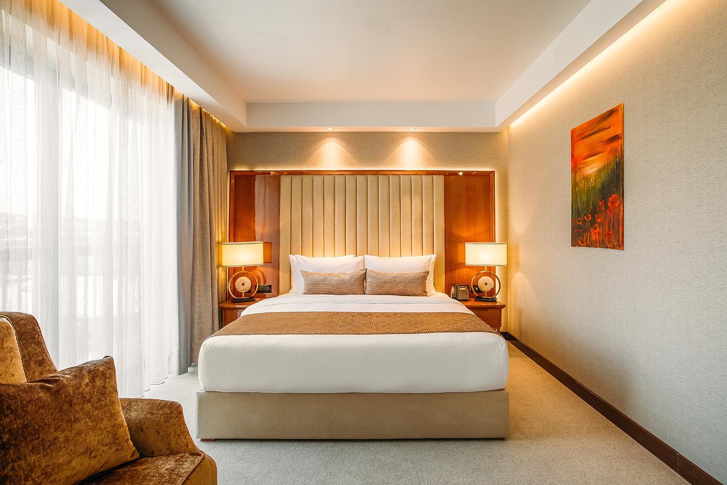 Suite, King Bed, Balcony