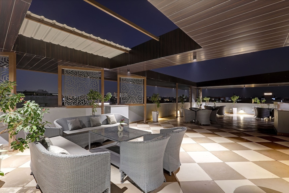 Saltstayz Premier Sector 42 - Golf Course Road 34/62