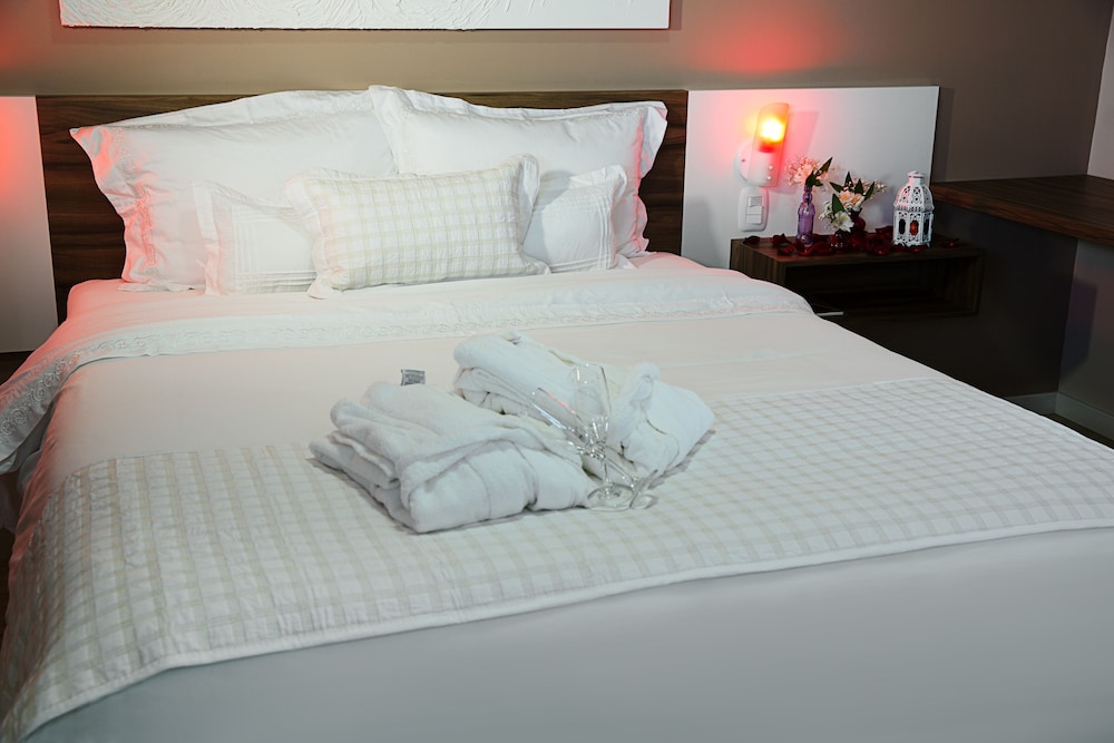 Standard, Queen Bed