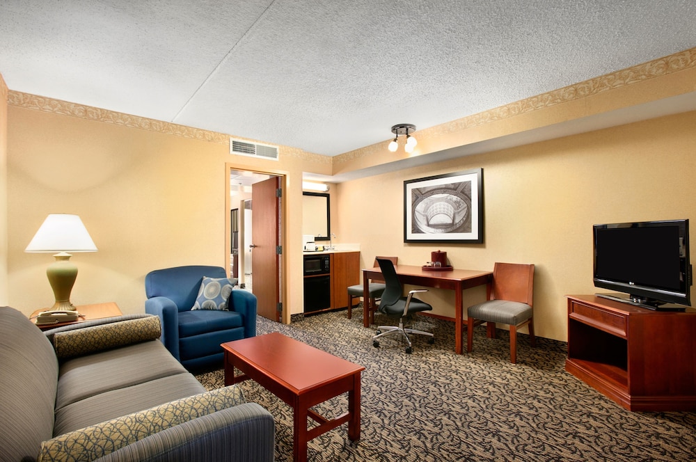 Capitol Plaza Hotel Jefferson City 34/38