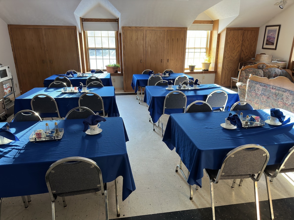 7 Gables Inn Suites 33/50