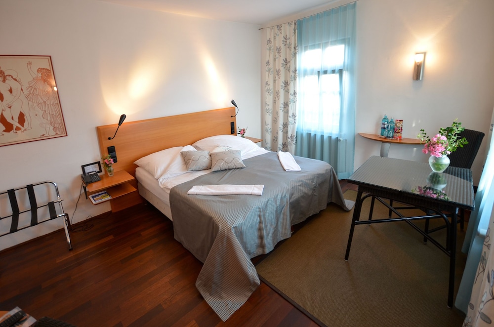 Comfort, Single, Twin Beds