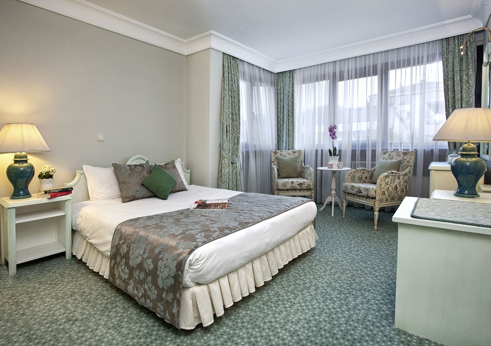 2 BEDROOMS, GRAND, CONNECTING, APARTMENT