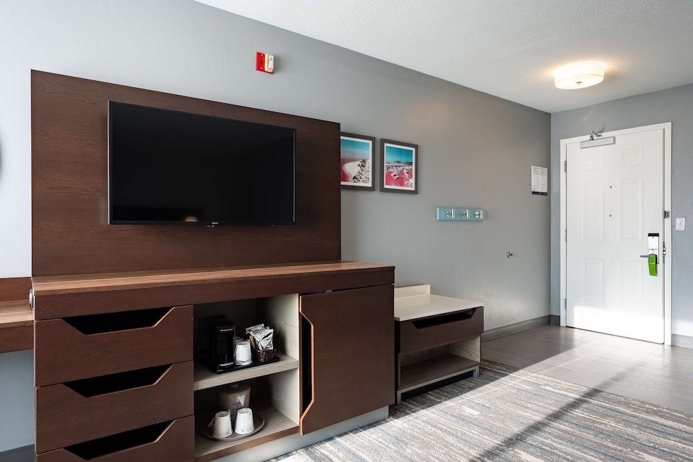 Hampton Inn Suites Salt Lake City Airport 10/82