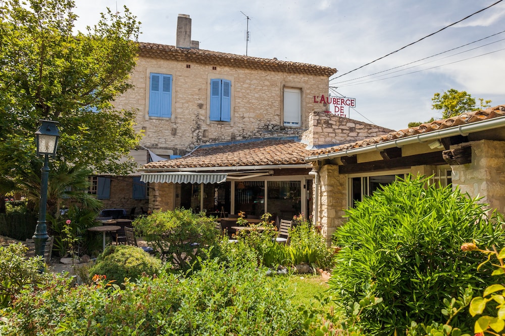 AUBERGE DE TAVEL 37/42