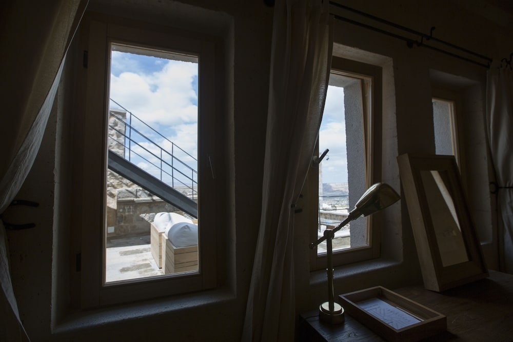 MILLSTONE CAVE SUITES 42/77