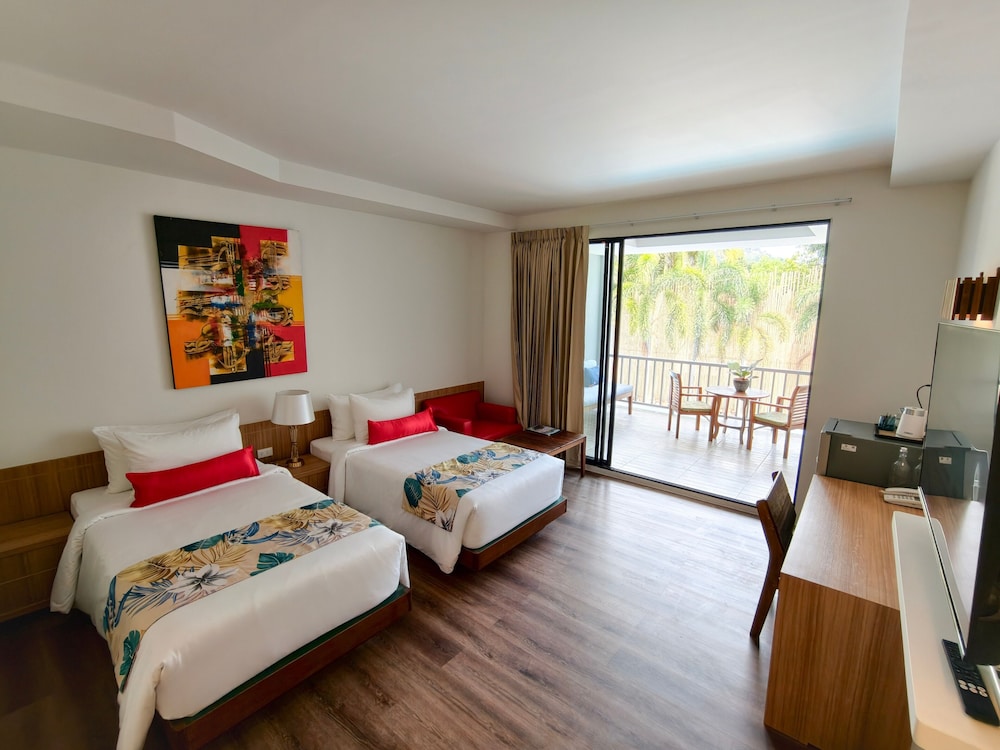 Deluxe, Twin Beds, Pool View