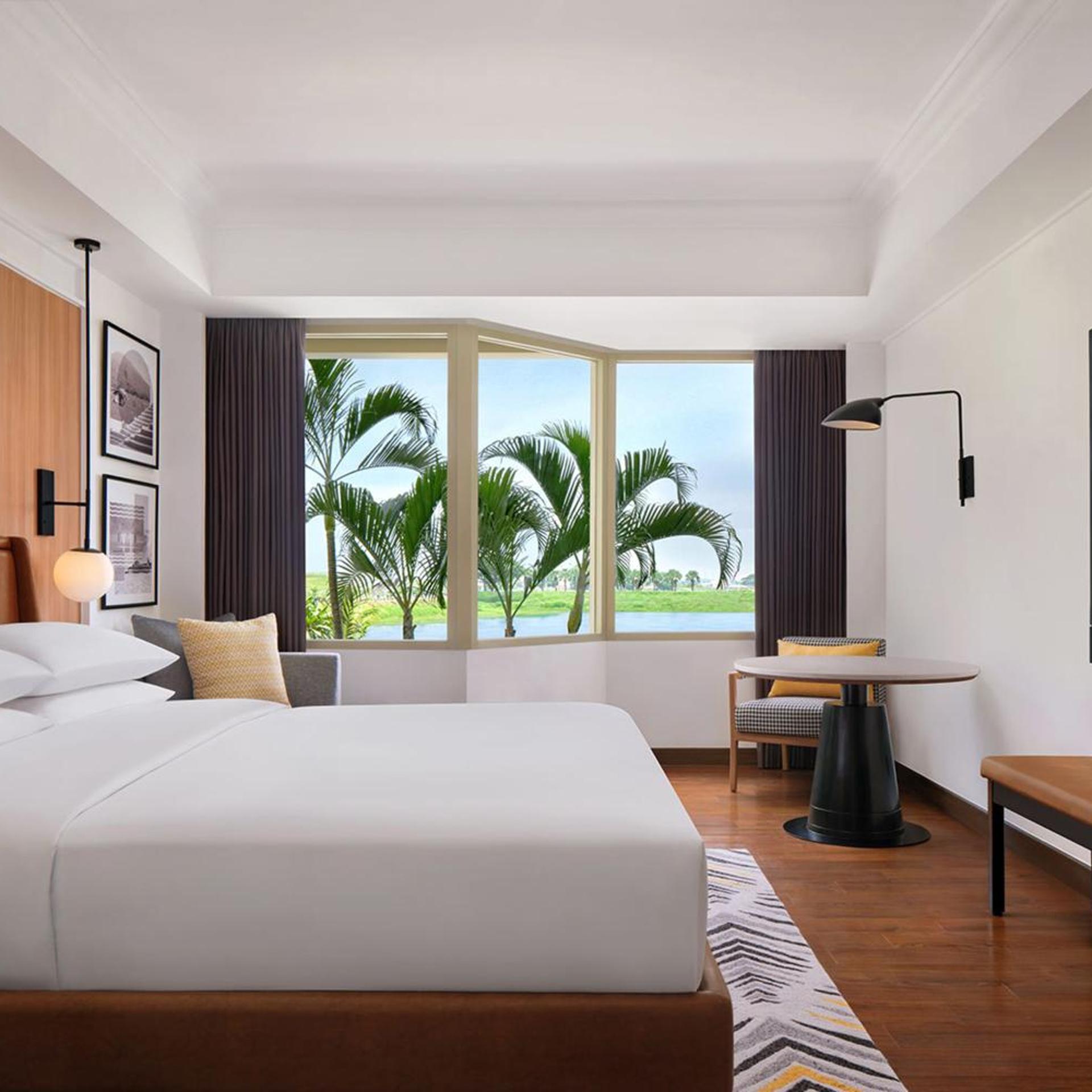 Deluxe, King Bed, Runway View