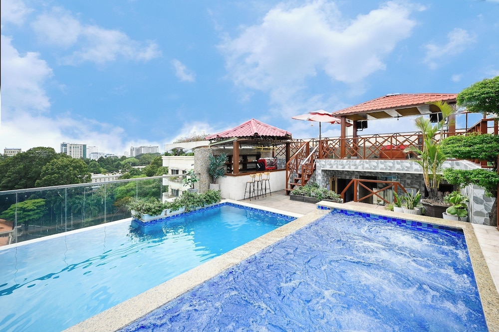 California Saigon Hotel & Rooftop Pool 45/50