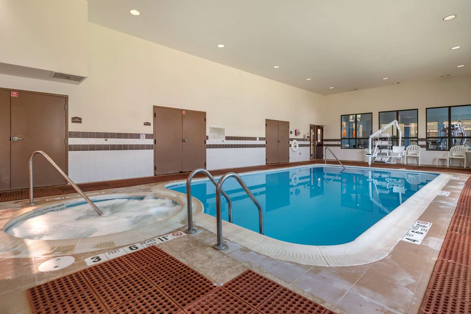 Comfort Inn & Suites Farmington Victor 8/17