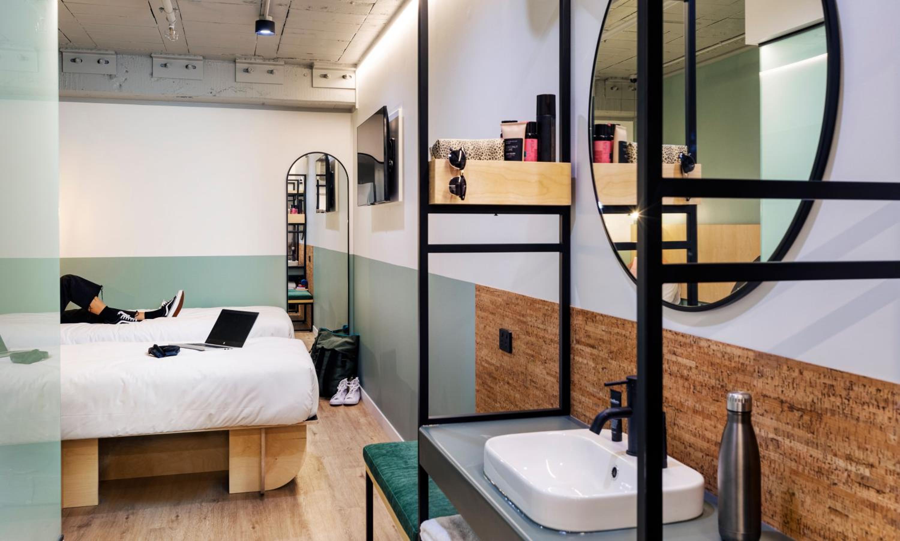 Interior, Split, Twin Beds