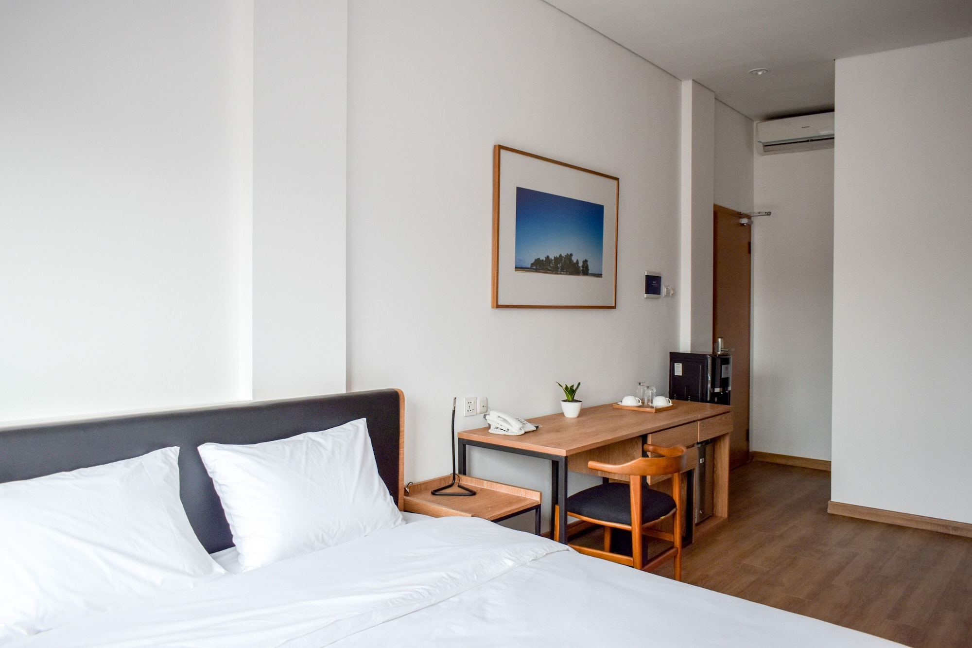 EXECUTIVE, KING BED