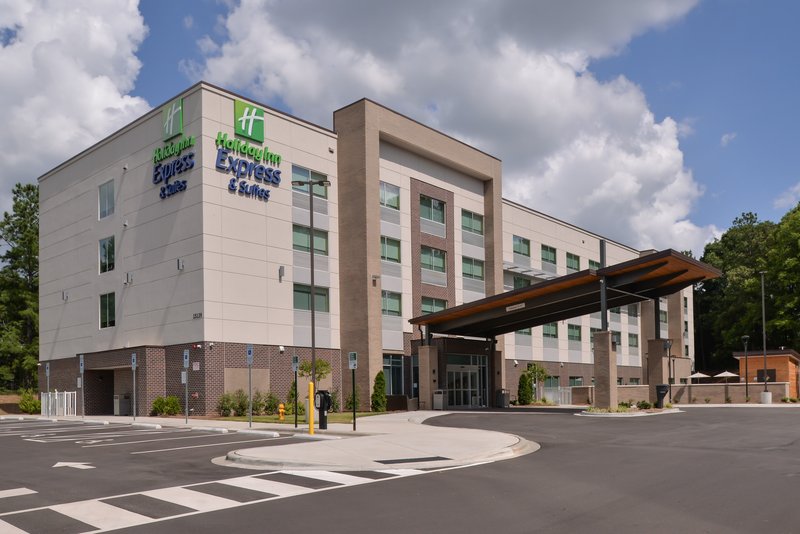 Holiday Inn Express & Suites Charlotte Ballantyne 44/46