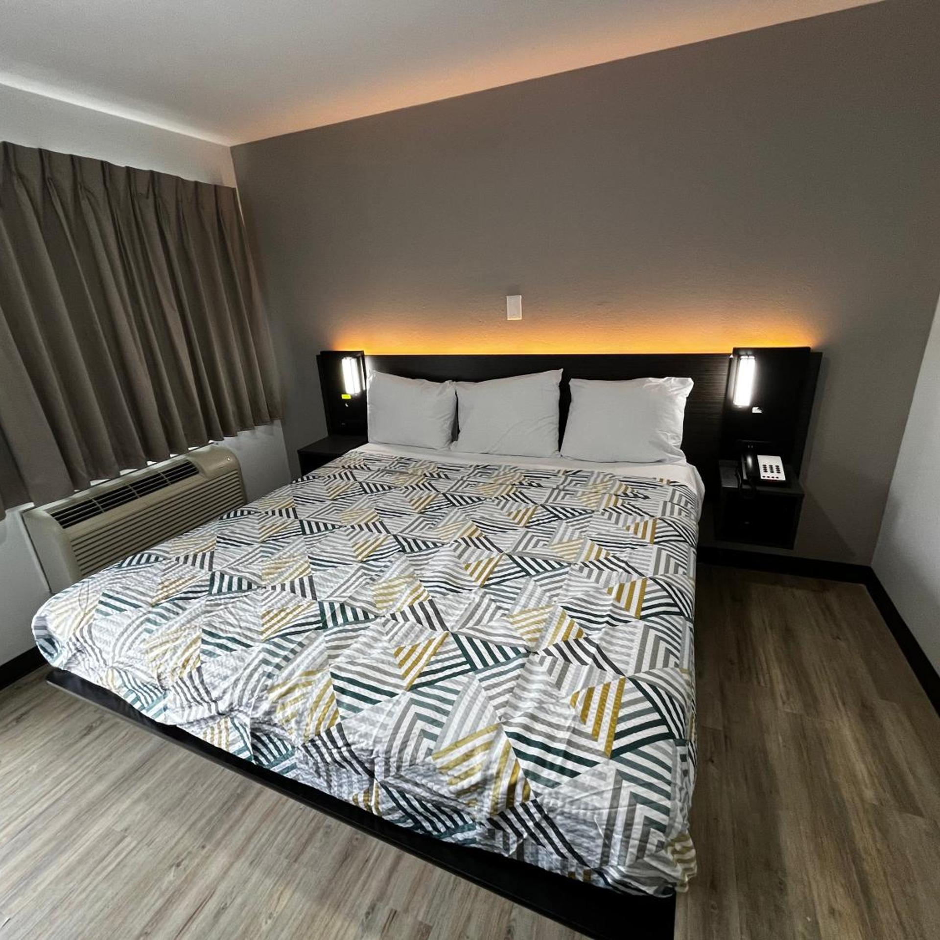 1 King Bed - Smoking, Micfridge