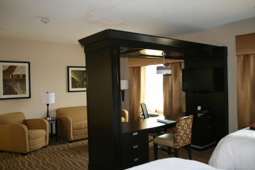 Hampton Inn and Suites Cleburne 48/78