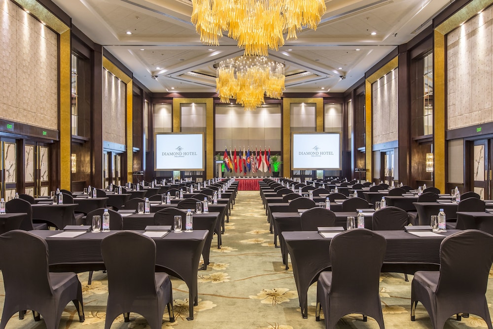Diamond Hotel Philippines 63/68