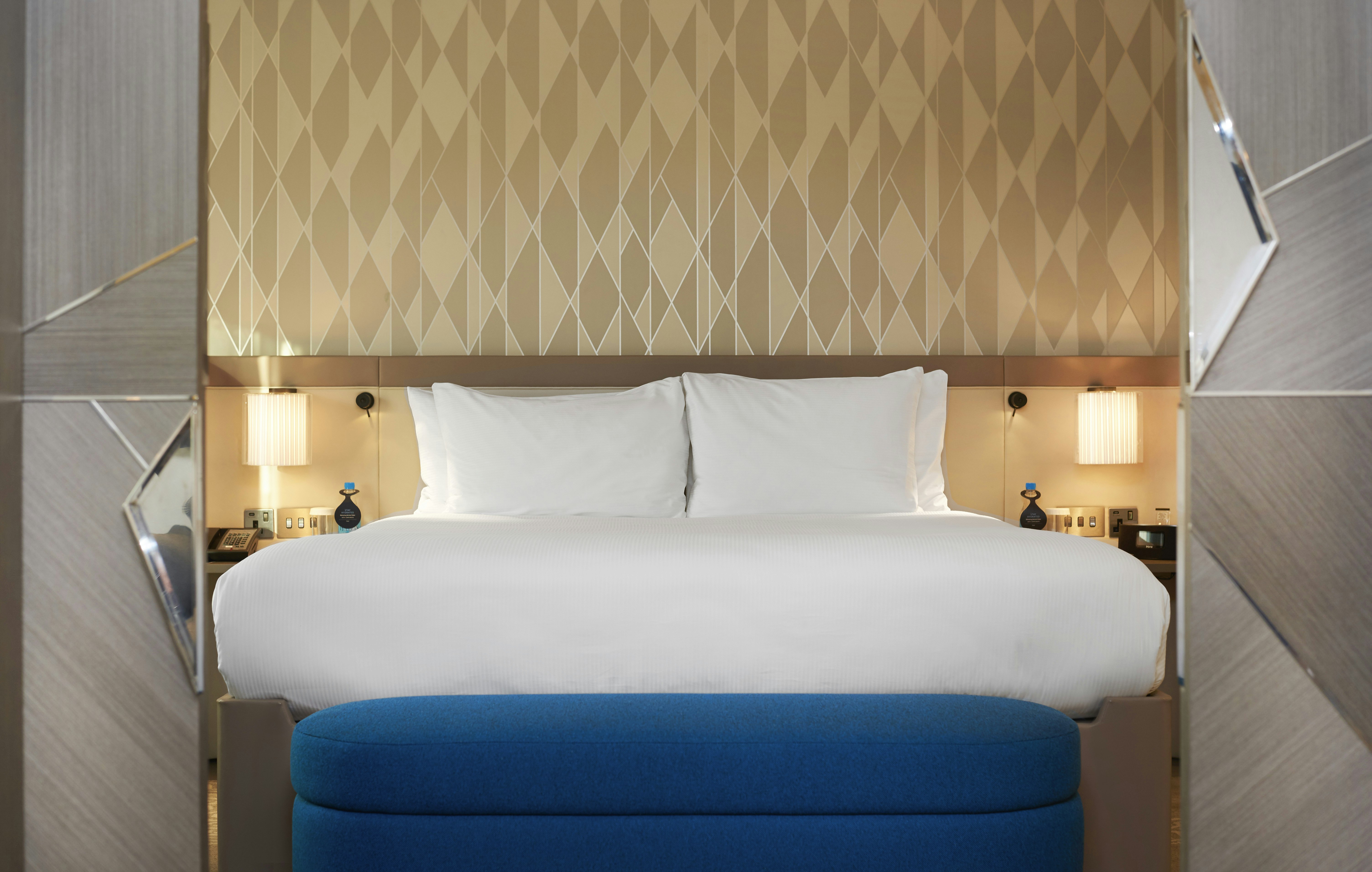 Junior Suite, King Bed, Hilton London Heathrow Airport 3/5