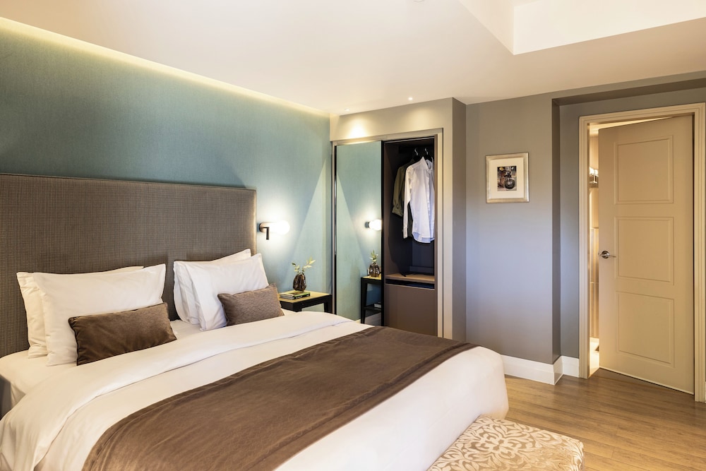 DELUXE, DOUBLE OR TWIN BED