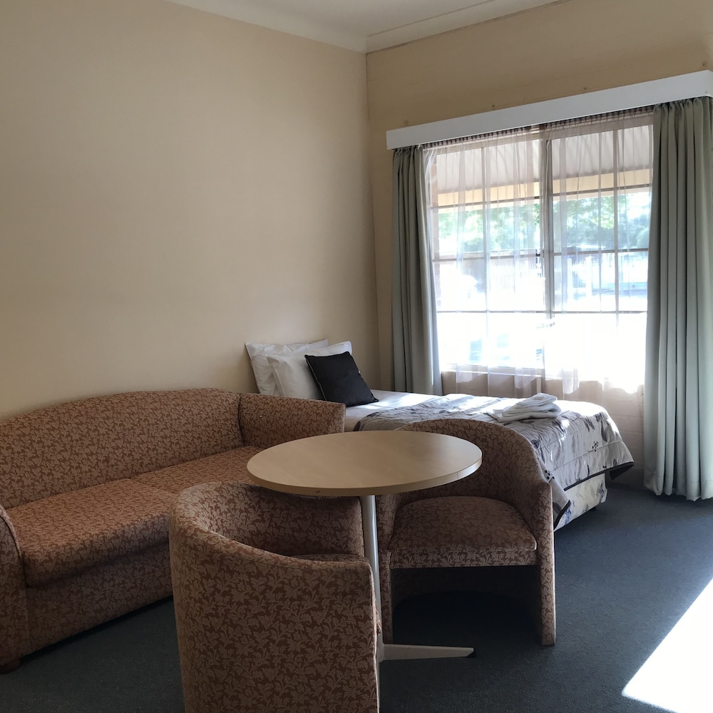 Country Gardens Motor Inn 27/33