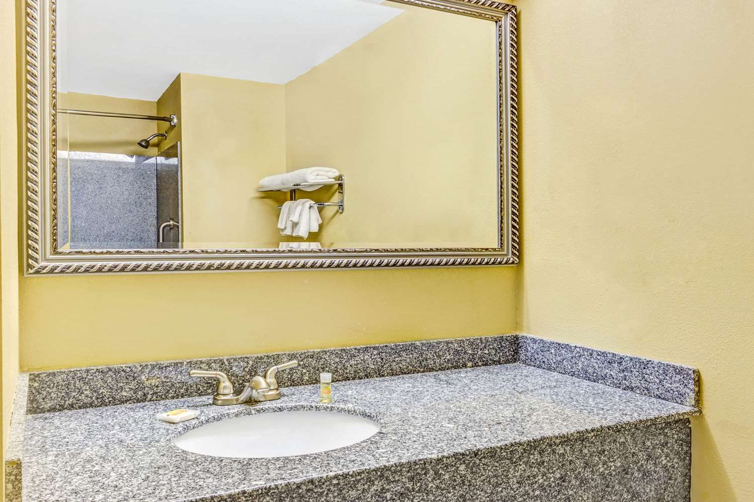 Days Inn & Suites by Wyndham Jeffersonville IN 8/9