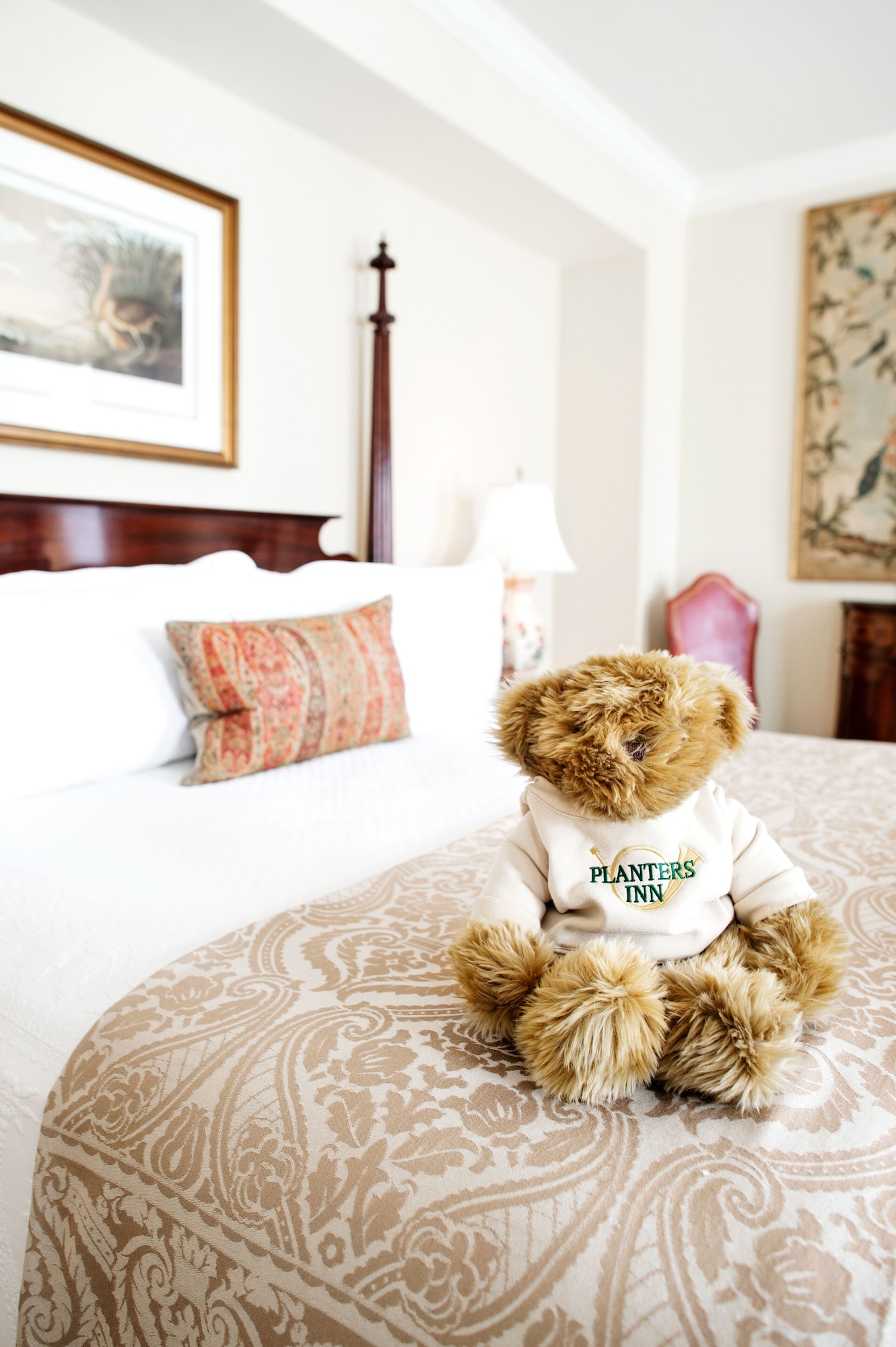 CHARLESTON, KING BED
