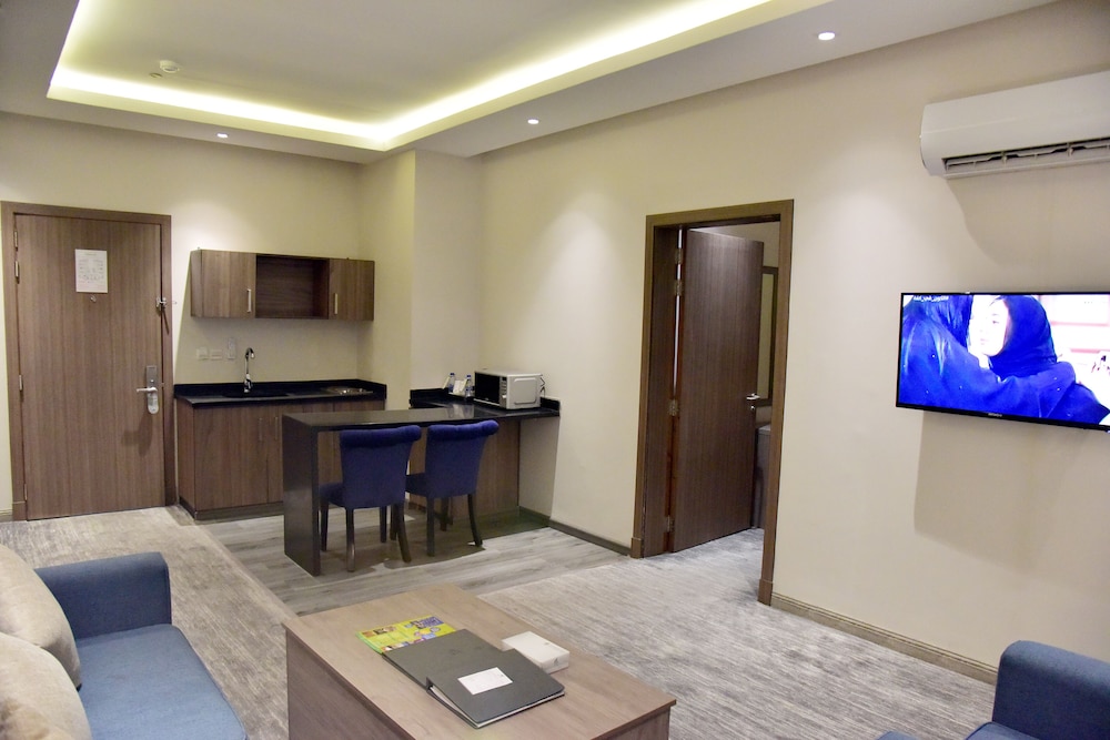 Lian Park Hotel 65/72