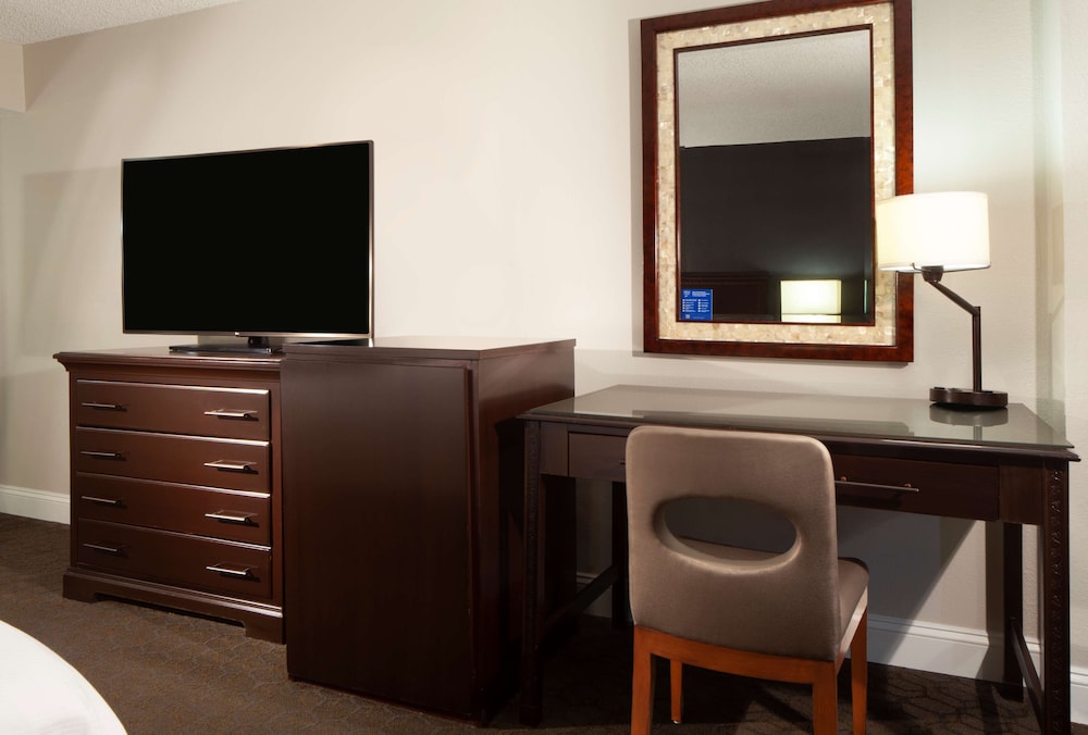 Compass Hotel Nassau Bay 38/65