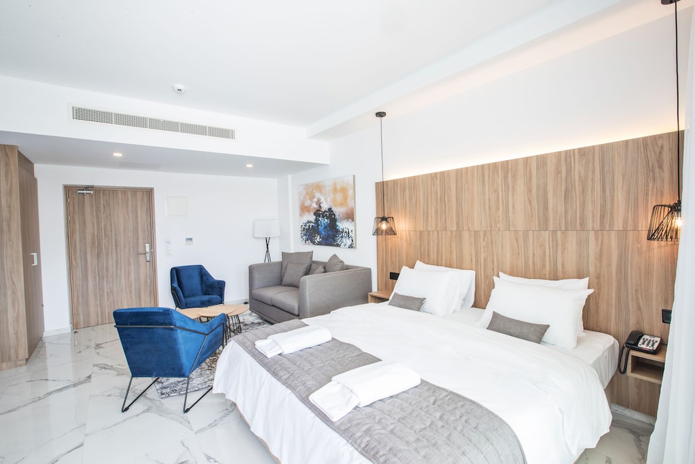 JUNIOR, DOUBLE BED, PARTIAL SEA VIEW