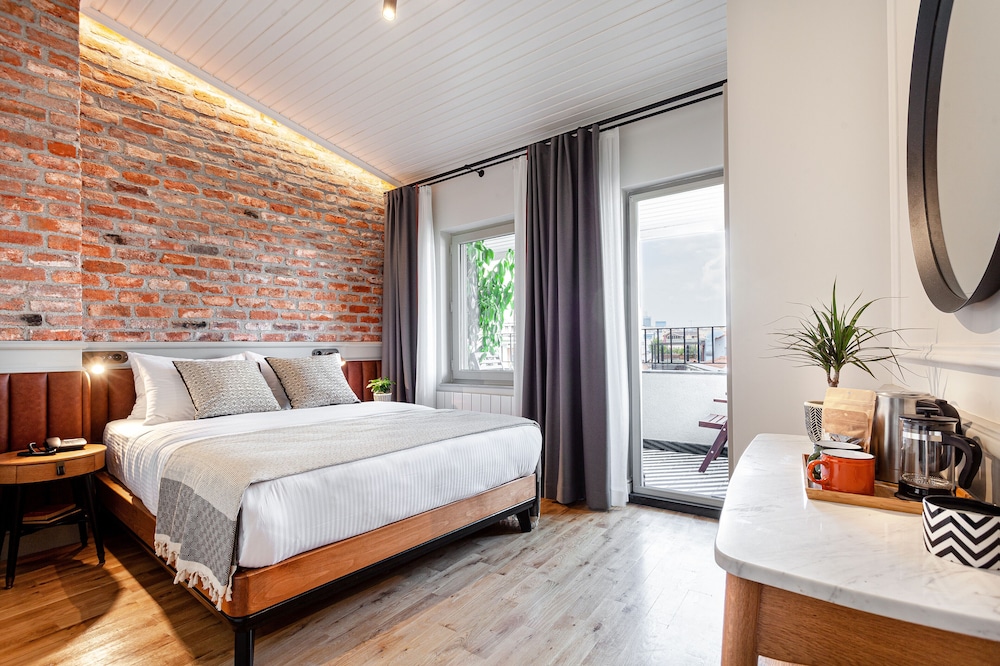 DELUXE, PARTIAL SEA VIEW, BALCONY