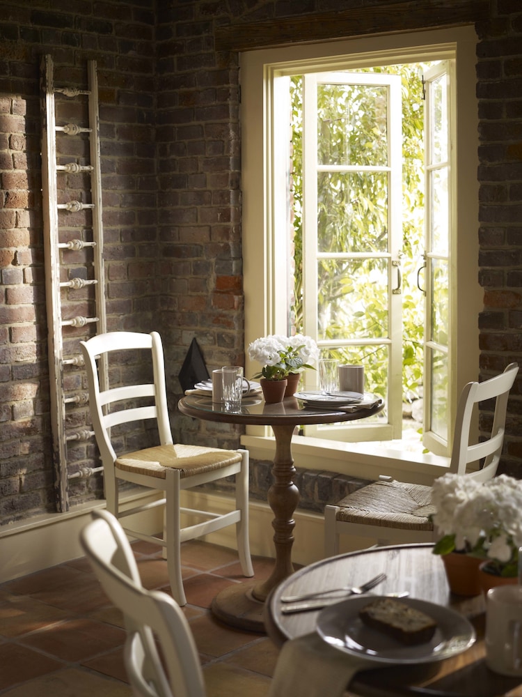 Maison Fleurie, A Four Sisters Inn 33/56