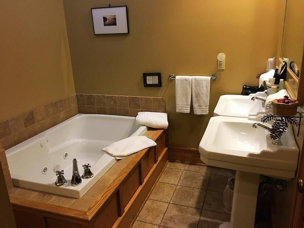 Cedar, Superior, Suite, King Bed, Mountain View, Hot Tub