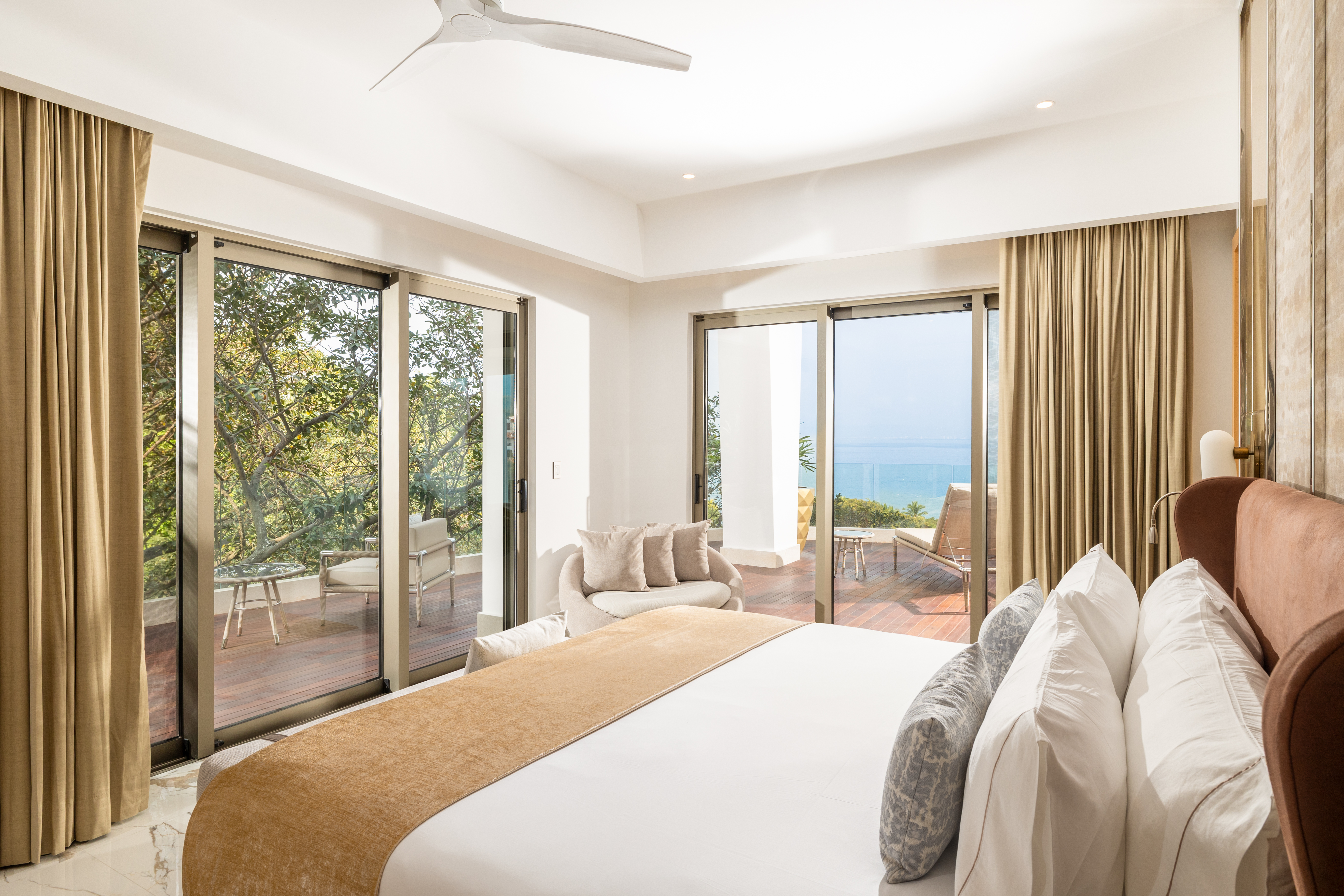 Sanctuary, Suite, Corner