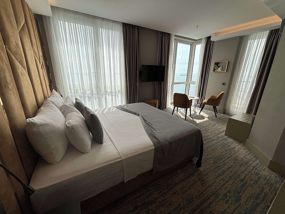 JUNIOR SUITE, DOUBLE BED, WITH VIEW, BALCONY