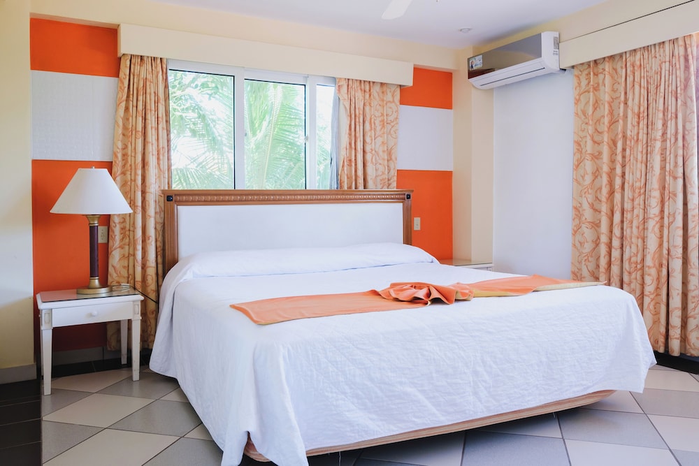 Las Olas Beach Resort 15/50