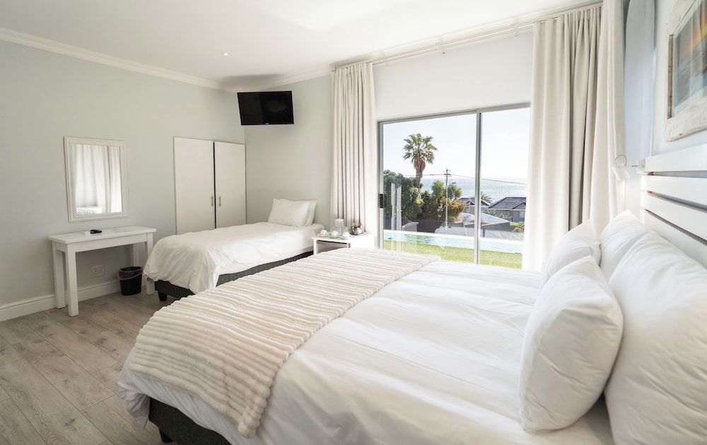 Room, King Bed, Sea View, Pool Floor