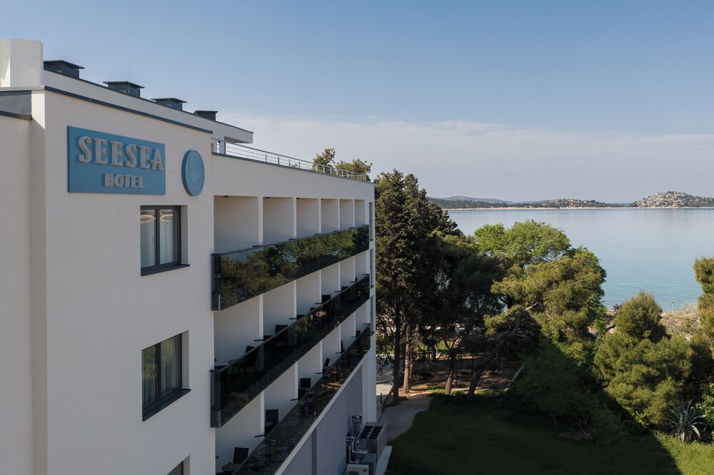SeeSea Hotel 10/65