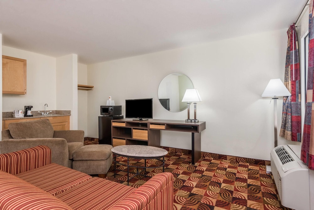 Super 8 by Wyndham Fayetteville 35/39