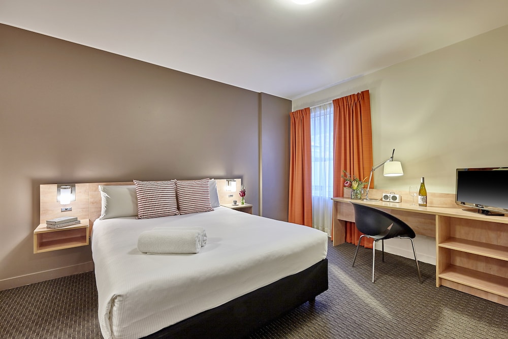 IBIS PERTH 24/70