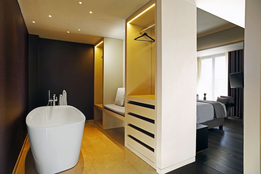 Lozenge Hotel 34/63
