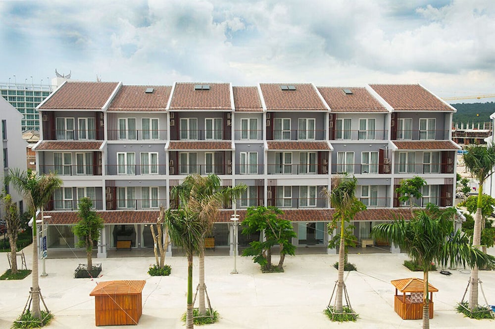 Kosmos Apart Hotel 1/44