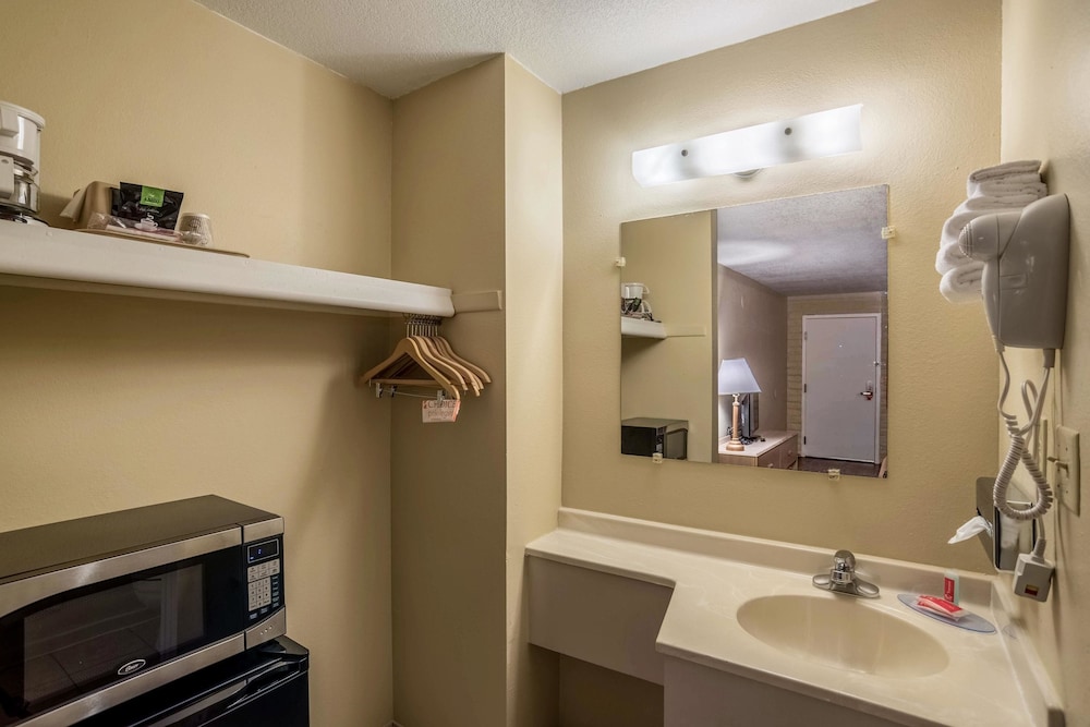 Econo Lodge I-40 Exit 286-Holbrook 16/36