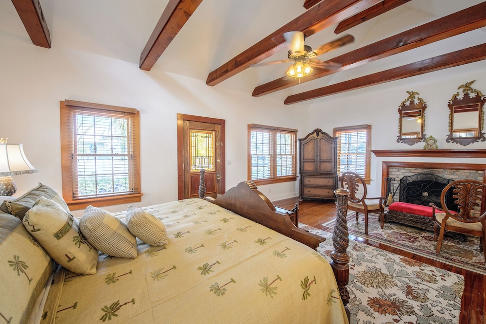 2 Bedrooms, Grand, Suite, King and Queen Bed, Sofa, Kitchen, Pool Access, Ground Floor