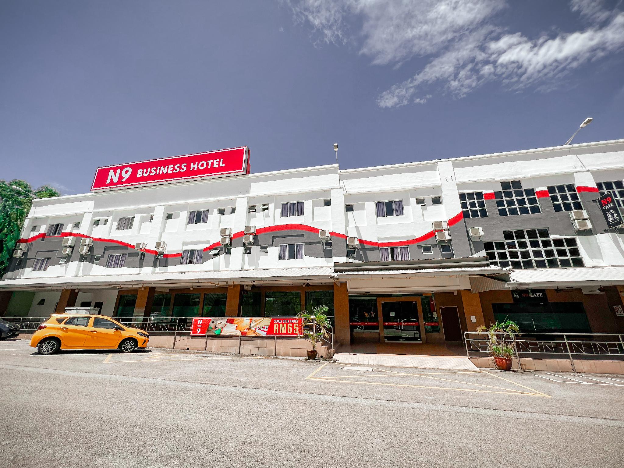OYO 43955 N9 Business Hotel 3/27