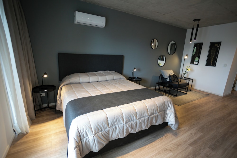 STUDIO, TWIN BEDS