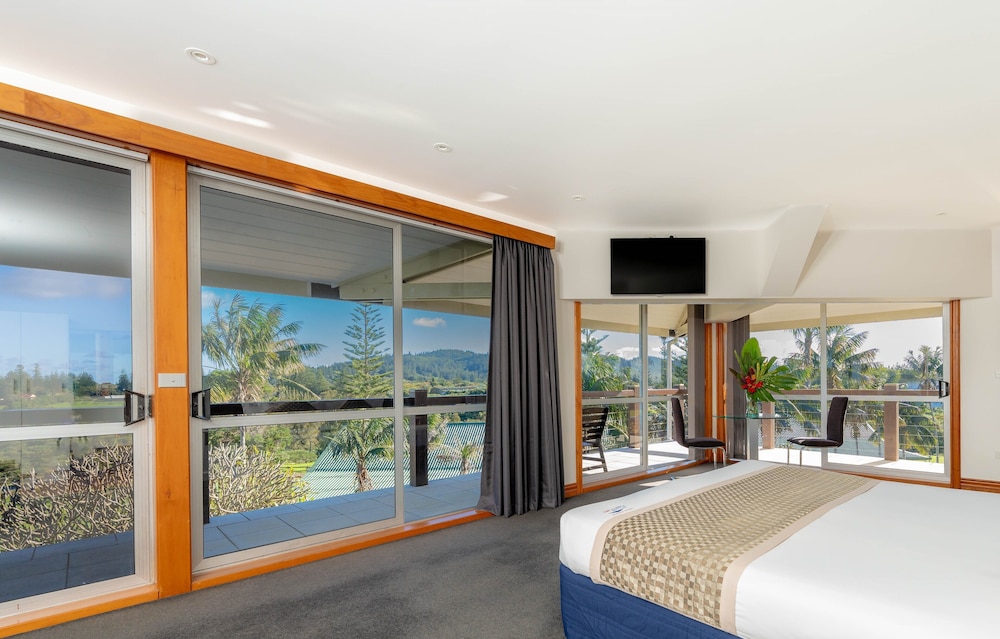 South Pacific Resort Hotel 12/50