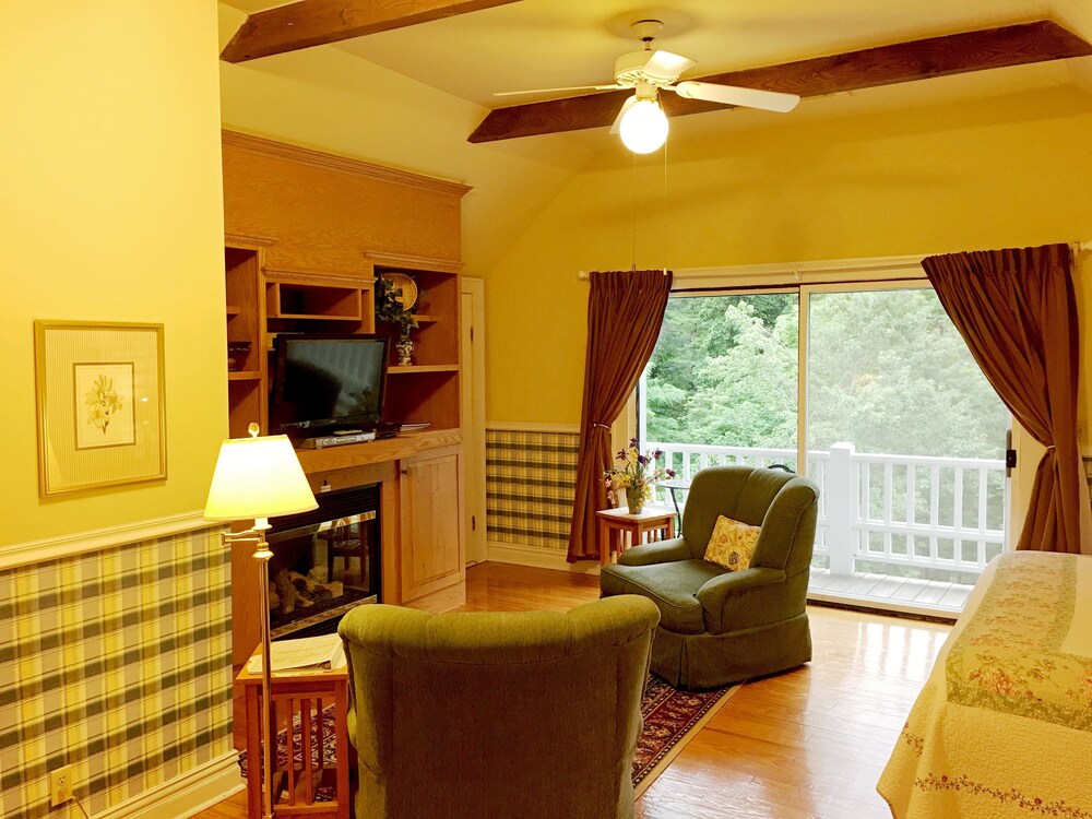 Highland Lake Inn & Resort 47/77