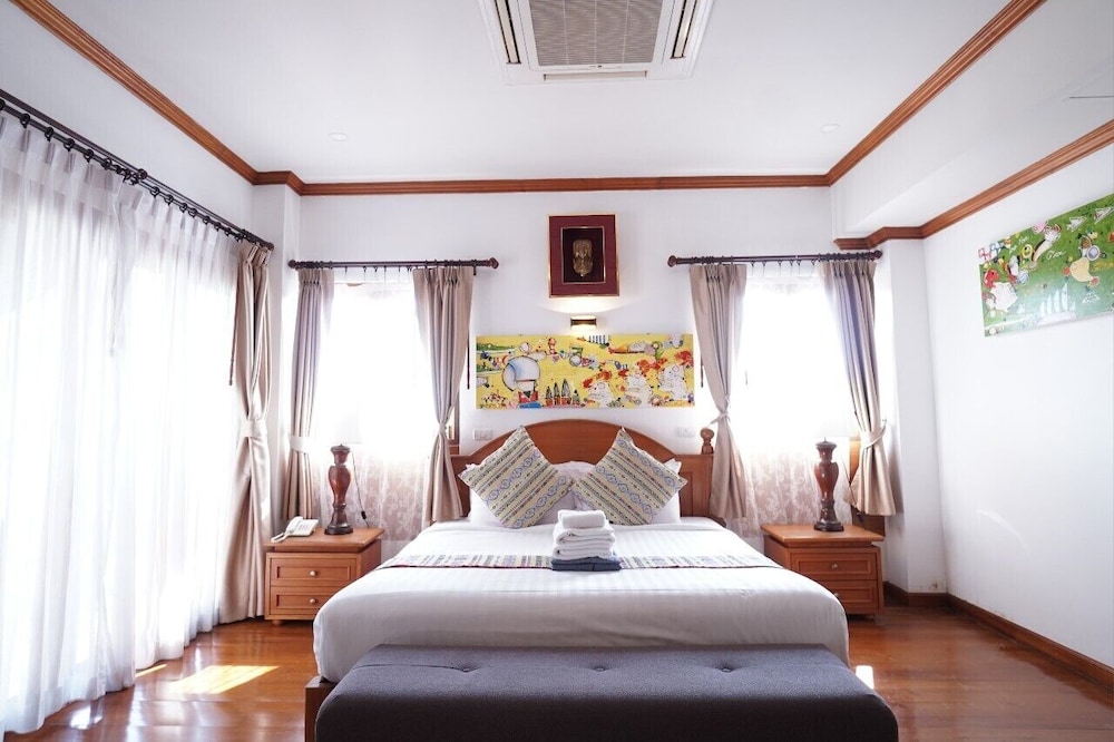 GRAND, DELUXE, POOL VIEW, BATHTUB