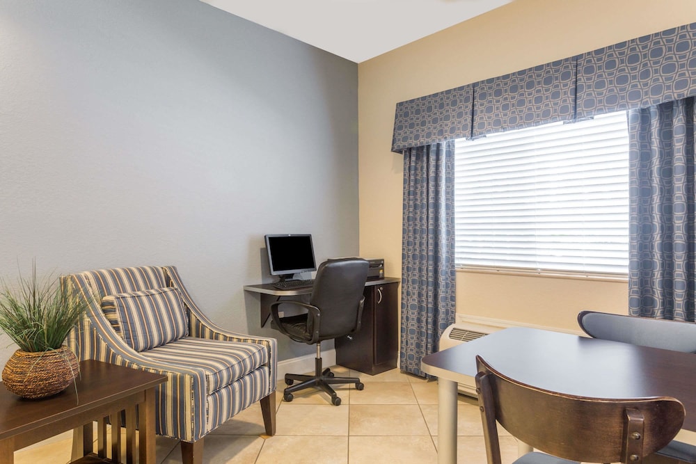 Microtel Inn & Suites by Wyndham Spring Hill/Weeki Wachee 26/30
