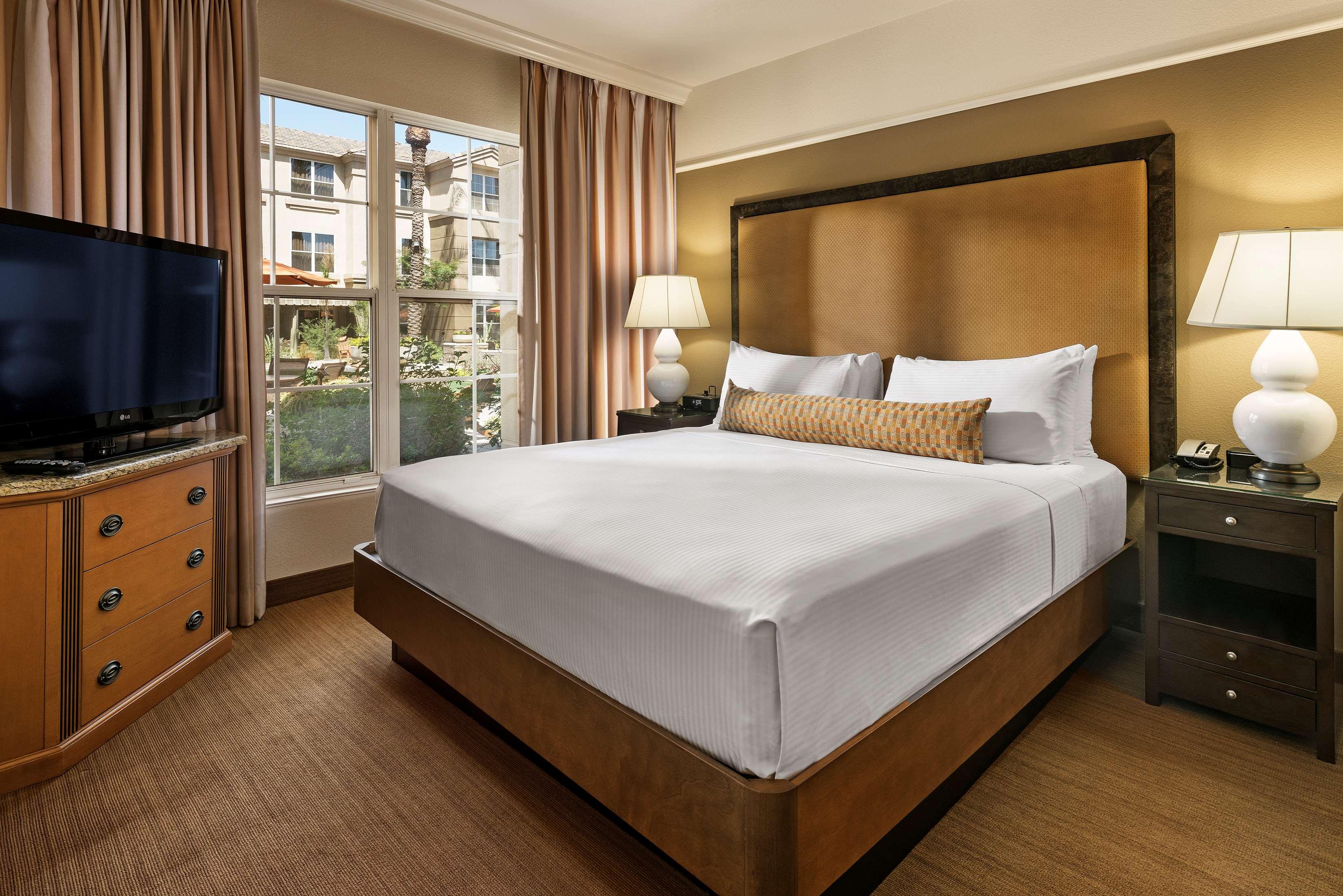 1 BEDROOM, SUITE, KING BED