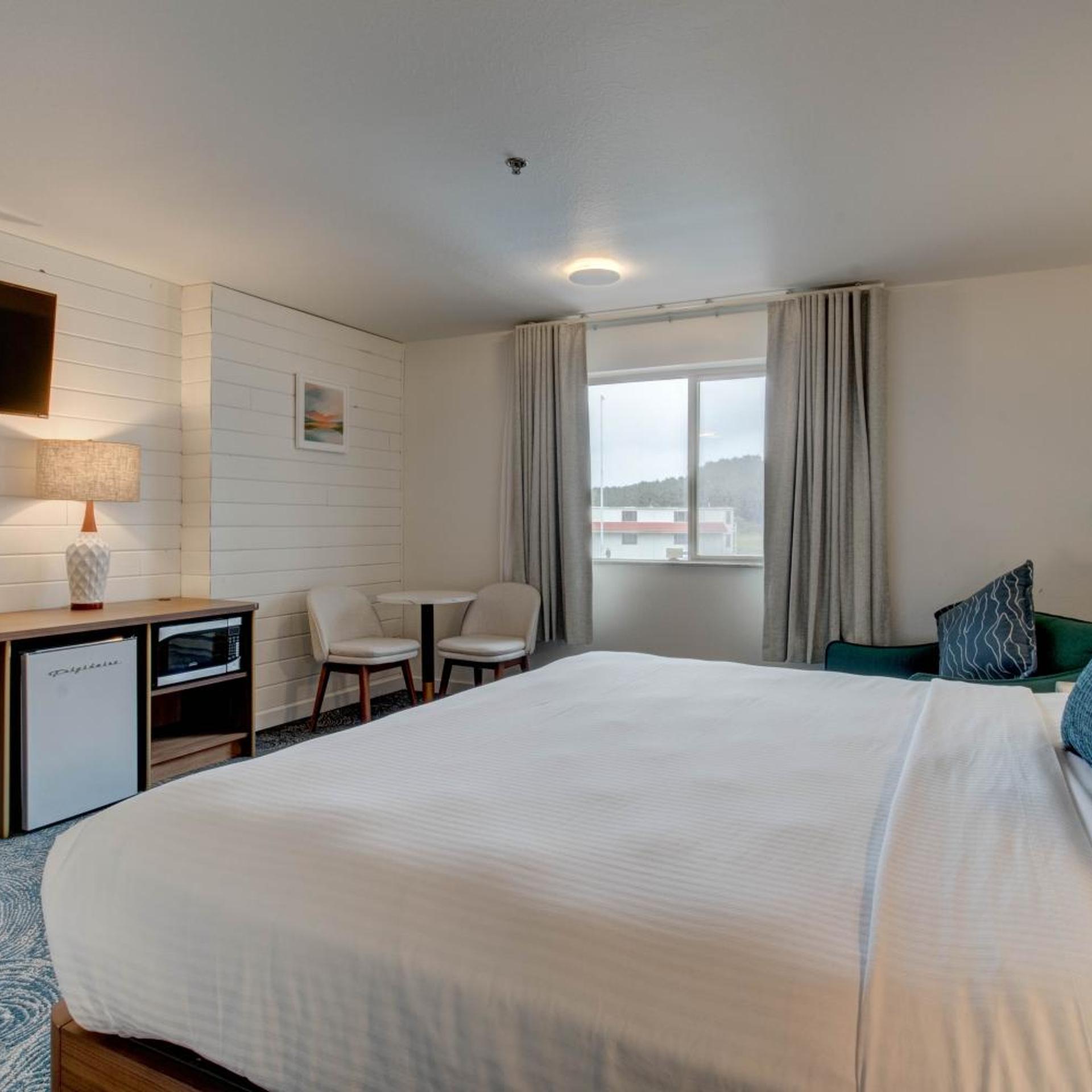 Room, King Bed, Hillside View